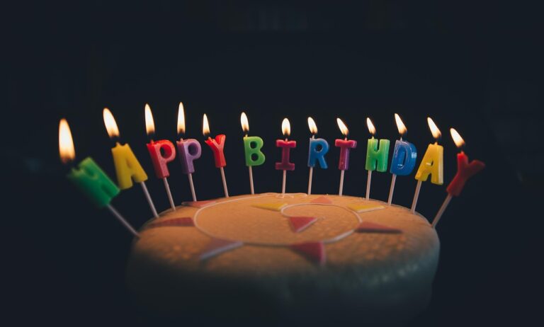 親戚の誕生日を祝うためのホテルでのサプライズアイデアは？